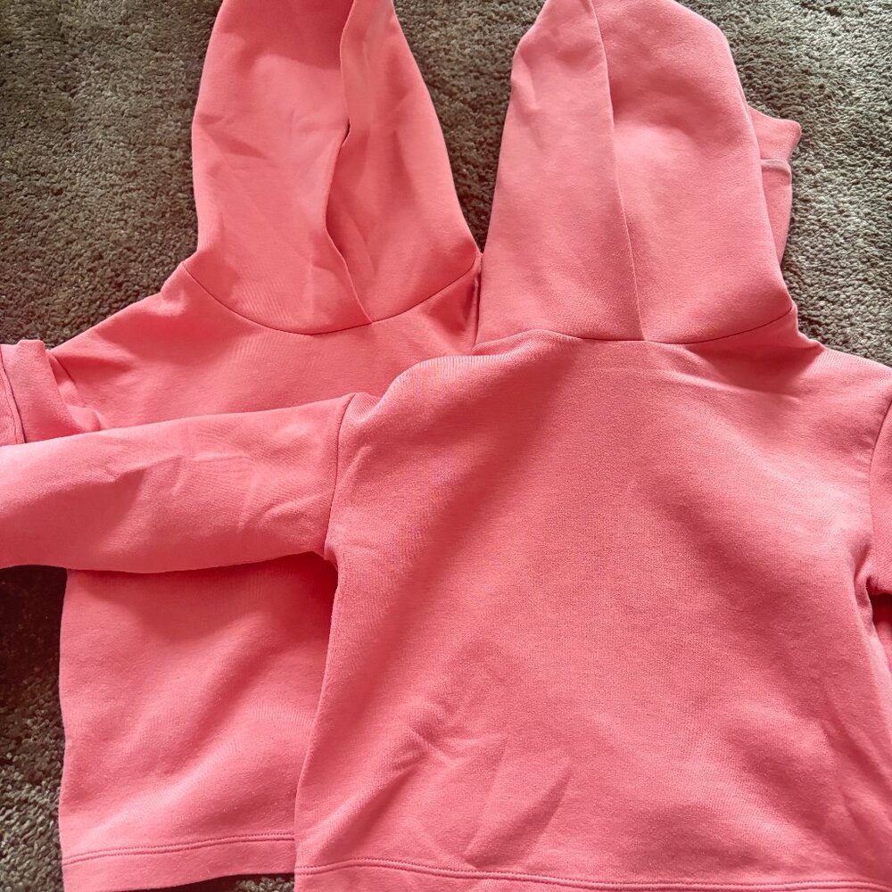 UNIQLO Pink Crop Hoodie for Girl – Very Good Condition